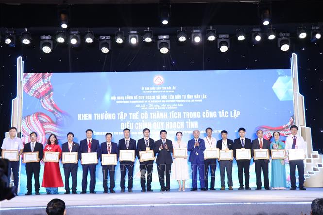 Tặng Bằng khen cho các tập thể có thành tích xuất sắc trong công tác lập điều chỉnh quy hoạch tỉnh. Ảnh: Ngọc Minh - TTXVN