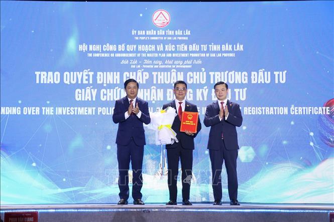 Lãnh đạo tỉnh Đắk Lắk trao chủ trương đầu tư cho doanh nghiệp. Ảnh: Ngọc Minh - TTXVN