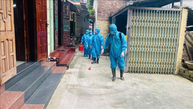 Phun khử khuẩn phòng chống dịch bệnh sau mưa lũ tại phường Thục Phán. Ảnh: Chu Hiệu-TTXVN