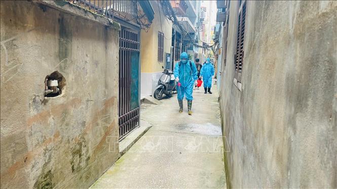Phun khử khuẩn phòng chống dịch bệnh sau mưa lũ tại phường Thục Phán. Ảnh: Chu Hiệu-TTXVN