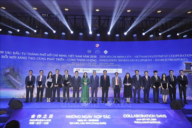 Các đại biểu chụp ảnh lưu niệm sau nghi thức Công bố hợp tác và trao Thư đề nghị hợp tác. Ảnh: TTXVN phát