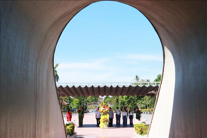 Đông đảo người dân và du khách đến dâng hoa, dâng hương và dành phút mặc niệm tưởng nhớ, tri ân các Anh hùng liệt sỹ tại Thành cổ Quảng Trị. Ảnh: Tường Vi - TTXVN