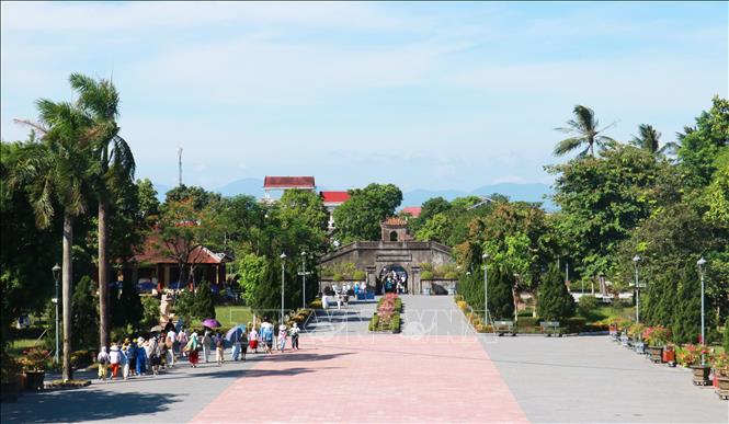 Những ngày cuối tháng Sáu, đông đảo người dân và du khách đến tri ân các Anh hùng liệt sỹ tại Thành cổ Quảng Trị. Ảnh: Tường Vi - TTXVN