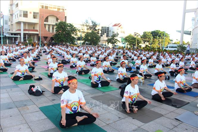 Ngày quốc tế Yoga lần thứ 12 với chủ đề “Yoga- Sống khỏe theo năm tháng”. Ảnh: Hồng Hiếu- TTXVN