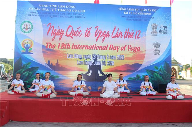 Huấn luyện viên Yoga đến từ Tổng lãnh sự quán Ấn Độ hướng dẫn tập luyện Yoga. Ảnh: Hồng Hiếu- TTXVN