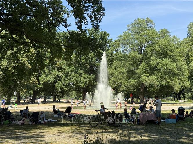 Đài phun nước khu vực Treptow Park ở Berlin thu hút đông người lớn và trẻ nhỏ trong ngày nóng đỉnh điểm. Ảnh: Thuỳ Linh - PV TTXVN tại Đức