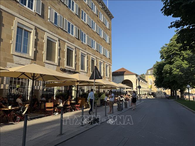 Người dân TP. Stuttgart ra không gian ngoài trời để tìm kiếm làn gió tự nhiên. Ảnh: Thuỳ Linh - PV TTXVN tại Đức