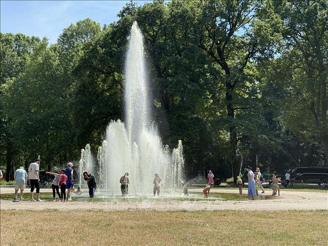 Để trốn nóng, người dân Berlin tìm đến các công viên nhiều bóng mát, đài phun nước. Ảnh: Thuỳ Linh - PV TTXVN tại Đức