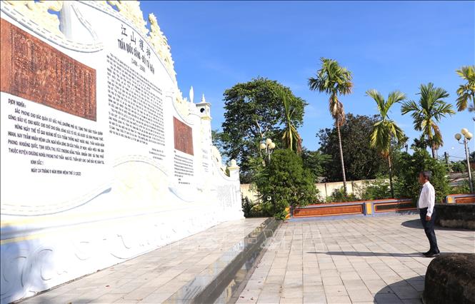 Ủy viên BCH TW Đảng, Bí thư Tỉnh ủy Quảng Ngãi Hồ Văn Niên trước bia tưởng niệm Trấn Quốc công Bùi Tá Hán. Ảnh: Đinh Hương – TTXVN