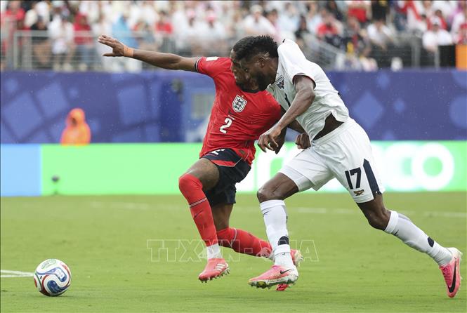 Hậu vệ tuyển Anh Ezri Konsa (trái) tranh bóng với Jose Fajardo của Panama. Ảnh: THX/TTXVN phát