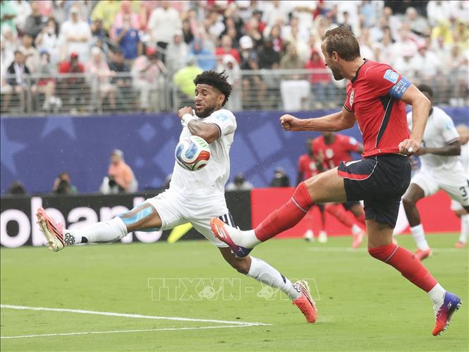 Tiền đạo Anh Harry Kane (phải) tung cú sút trước nỗ lực cản phá của tuyển thủ Panama. Ảnh: THX/TTXVN phát