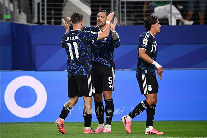 Tiền vệ Giovani Lo Celso (số 11) của Argentina ăn mừng cùng đồng đội sau khi ghi bàn thắng mở tỉ số cho đội nhà ở phút 19. Ảnh: THX/TTXVN phát