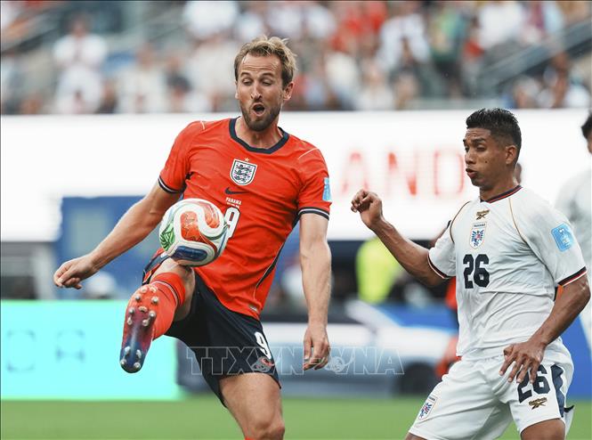 Tiền đạo tuyển Anh Harry Kane (trái) kiểm soát bóng trong trận đấu. Ảnh: THX/TTXVN phát