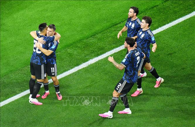 Các cầu thủ Argentina ăn mừng bàn thắng nâng tỉ số lên 2-0 trước Jordan. Ảnh: THX/TTXVN phát