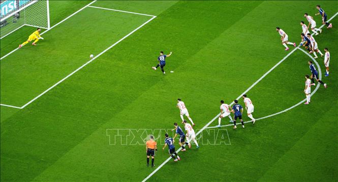 Tiền đạo Lautaro Martinez thực hiện thành công cú sút phạt đền nâng tỉ số lên 2-0 cho Argentina. Ảnh: THX/TTXVN phát