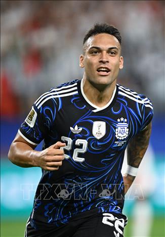 Niềm vui của tiền đạo Lautaro Martinez sau khi thực hiện thành công cú sút phạt đền nâng tỉ số lên 2-0 cho Argentina. Ảnh: THX/TTXVN phát