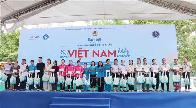 Trao quà cho các công nhân, người lao động có hoàn cảnh khó khăn. Ảnh: Ngọc Thiện- TTXVN