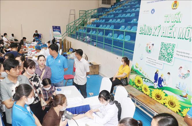 Công nhân, người lao động tham gia khám bệnh và đăng ký hiến mô, tạng tại Ngày hội. Ảnh: Ngọc Thiện- TTXVN