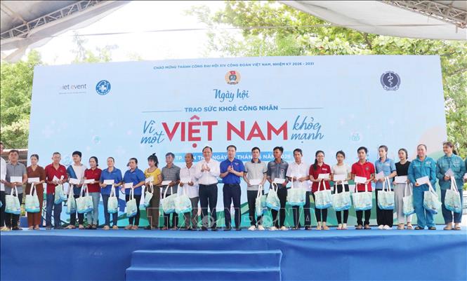 Trao quà cho các công nhân, người lao động có hoàn cảnh khó khăn. Ảnh: Ngọc Thiện- TTXVN