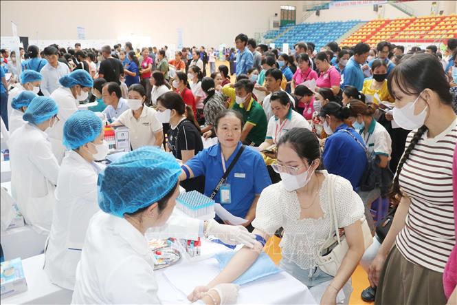 Quang cảnh công nhân, người lao động tham gia khám bệnh tại Ngày hội. Ảnh: Ngọc Thiện- TTXVN