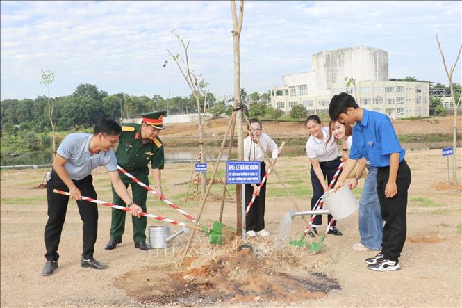 Nhân dân phường Bình Phước (thành phố Đồng Nai) tham gia trồng cây xanh bảo vệ môi trường vì một Việt Nam xanh. Ảnh: Nhật Bình – TTXVN