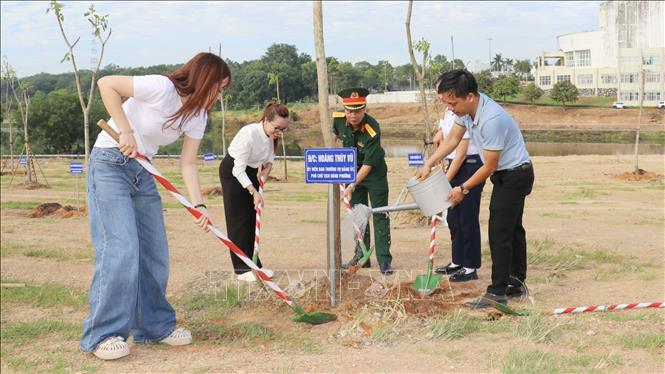 Lãnh đạo và nhân dân phường Bình Phước (thành phố Đồng Nai) tham gia trồng cây xanh bảo vệ môi trường vì một Việt Nam xanh. Ảnh: Nhật Bình – TTXVN