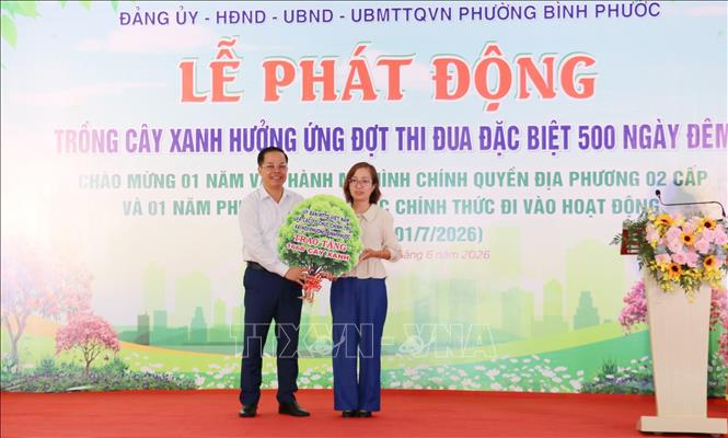 Lãnh đạo phường Bình Phước, thành phố Đồng Nai tiếp nhận và trồng hơn 2.500 cây xanh bảo vệ môi trường – vì một Việt Nam xanh. Ảnh: Nhật Bình – TTXVN
