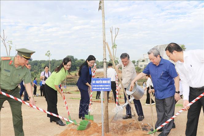 Ủy viên BCH Trung ương Đảng, Phó Bí thư Thường trực, Chủ tịch HĐND thành phố Đồng Nai Tôn Ngọc Hạnh và Phó Bí thư, Chủ tịch UBMTTQVN thành phố Đồng Nai Huỳnh Thị Hằng cùng lãnh đạo thành phố, phường Bình Phước trồng cây xanh bảo vệ môi trường vì một Việt Nam xanh. Ảnh: Nhật Bình – TTXVN