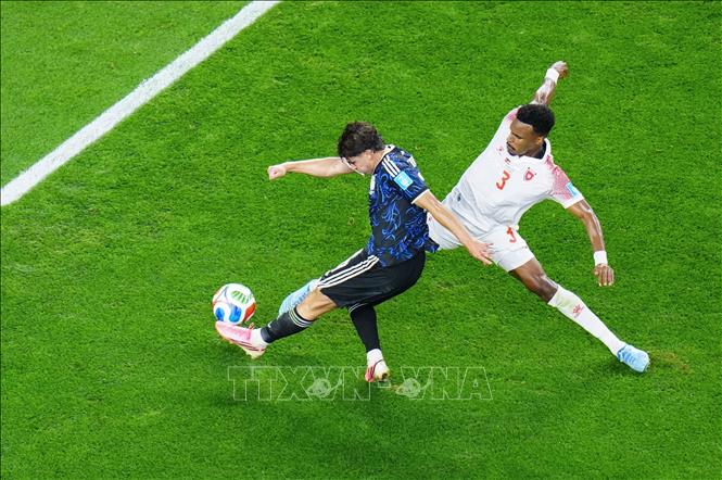 Pha tranh bóng giữa cầu thủ Julian Alvarez (trái) của Argentina và Abdallah Nasib của Jordan. Ảnh: THX/TTXVN phát