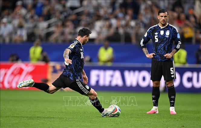 Lionel Messi sút phạt thành bàn ấn định chiến thắng 3-1 cho Argentina trước Jordan. Ảnh: THX/TTXVN phát