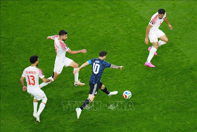 Lionel Messi kiểm soát bóng trước sự đeo bám của các cầu thủ Jordan. Ảnh: THX/TTXVN phát