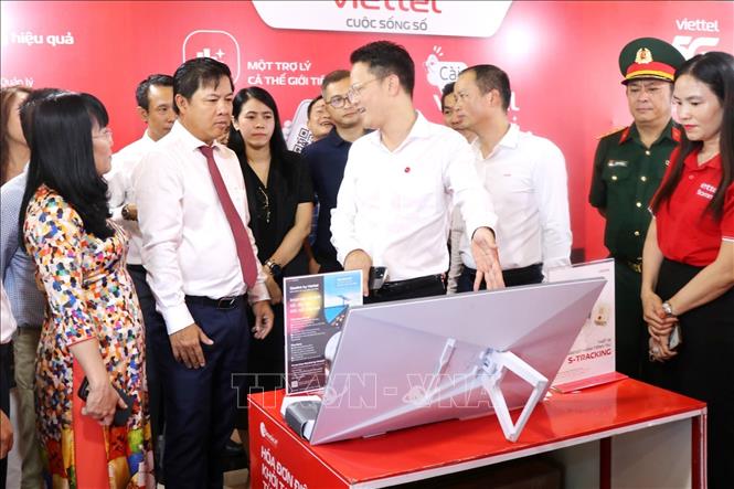 Lãnh đạo tỉnh Đắk Lắk tham quan khu trưng bày, sản phẩm công nghệ của doanh nghiệp bên lề Hội nghị Công bố quy hoạch và Xúc tiến đầu tư. Ảnh: Hoài Thu – TTXVN