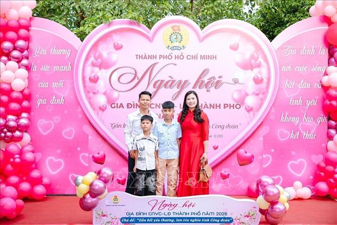 Các gia đình hạnh phúc tại lễ tuyên dương. Ảnh: Thanh Vũ – TTXVN