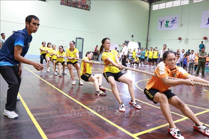Đội nữ thi đấu kéo co ở vùng chung kết. Ảnh: Phan Sáu - TTXVN