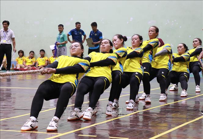 Vận động viên nữ tham gia hạng mục kéo co ở ngày hội Văn hóa dân tộc Chăm. Ảnh: Phan Sáu - TTXVN