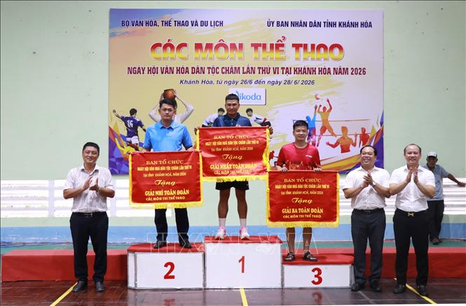 Ban tổ chức trao giải Nhất toàn đoàn cho tỉnh Khánh Hòa, giải Nhì tỉnh An Giang và giải Ba thuộc về tỉnh Đắk Lắk . Ảnh: Phan Sáu - TTXVN