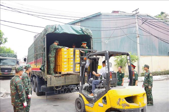 Lực lượng Hậu cần - Kỹ thuật vận chuyển hàng hóa, lương thực, thực phẩm chuẩn bị lên đường sang Venezuela. Ảnh: TTXVN phát