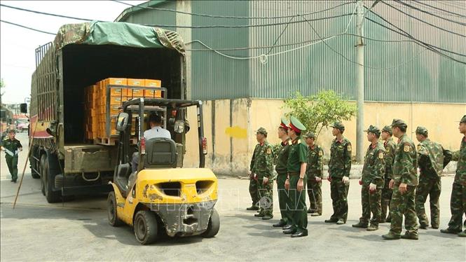 Lực lượng Hậu cần - Kỹ thuật vận chuyển hàng hóa, lương thực, thực phẩm chuẩn bị lên đường sang Venezuela. Ảnh: TTXVN phát