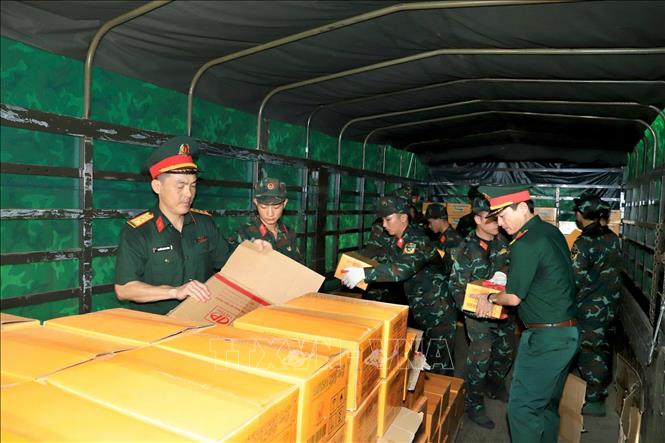 Lực lượng Hậu cần - Kỹ thuật vận chuyển hàng hóa, lương thực, thực phẩm chuẩn bị lên đường sang Venezuela. Ảnh: TTXVN phát