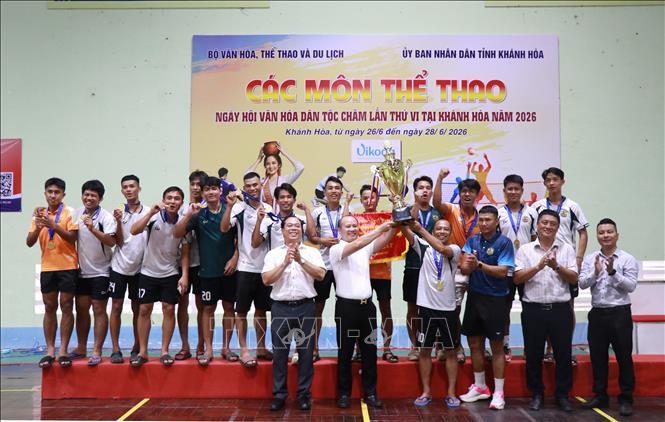 Ban tổ chức trao giải Nhất bóng đá nam cho đội thi đấu tỉnh Khánh Hòa. Ảnh: Phan Sáu - TTXVN