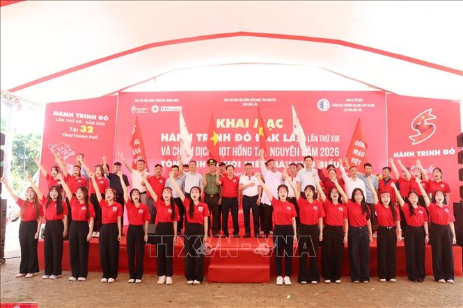 Thực hiện nghi thức quyết tâm Hành trình Đỏ tại chương trình. Ảnh: Hoài Thu – TTXVN