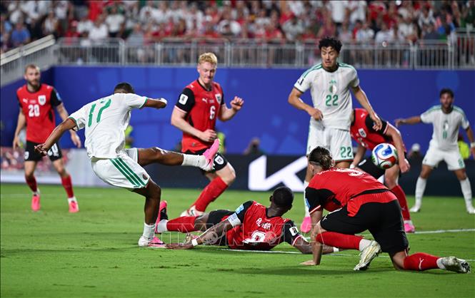 Pha ghi bàn của hậu vệ Algeria Rafik Belghali (thứ 2, trái). Ảnh: THX/TTXVN phát