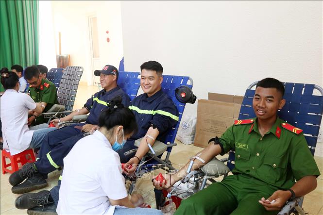 Đông đảo người dân, cán bộ, chiến sĩ, sinh viên tham gia hiến máu tại chương trình. Ảnh: Hoài Thu – TTXVN