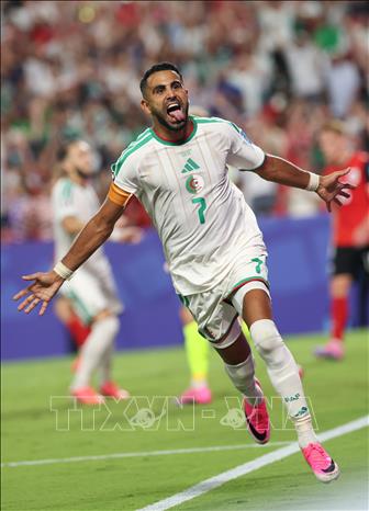 Tiền đạo Algeria Riyad Mahrez ăn mừng bàn thắng. Ảnh: THX/TTXVN phát