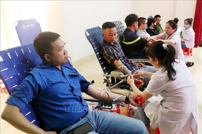 Đông đảo người dân, cán bộ, chiến sĩ, sinh viên tham gia hiến máu tại chương trình. Ảnh: Hoài Thu – TTXVN
