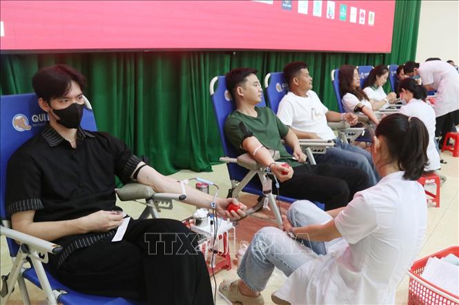Đông đảo người dân, cán bộ, chiến sĩ, sinh viên tham gia hiến máu tại chương trình. Ảnh: Hoài Thu – TTXVN