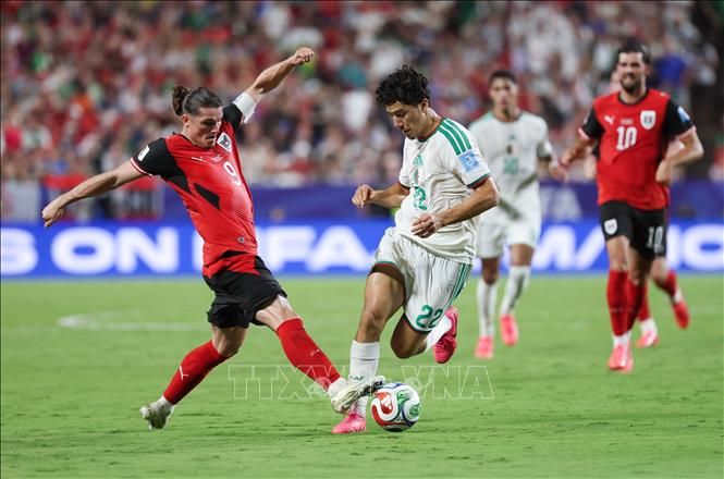 Pha tranh bóng giữa tiền vệ Algeria Ibrahim Maza (giữa) và tiền vệ Áo Marcel Sabitzer. Ảnh: THX/TTXVN phát