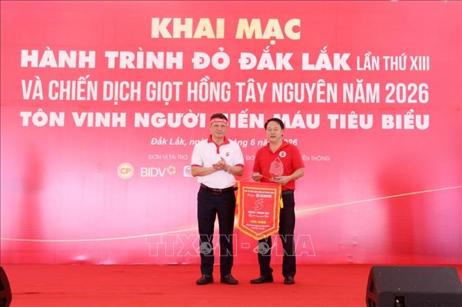 Ban Tổ chức Hành trình Đỏ Trung ương tặng biểu trưng lưu niệm cho lãnh đạo Ban Chỉ đạo Vận động hiến máu tình nguyện tỉnh Đắk Lắk. Ảnh: Hoài Thu – TTXVN