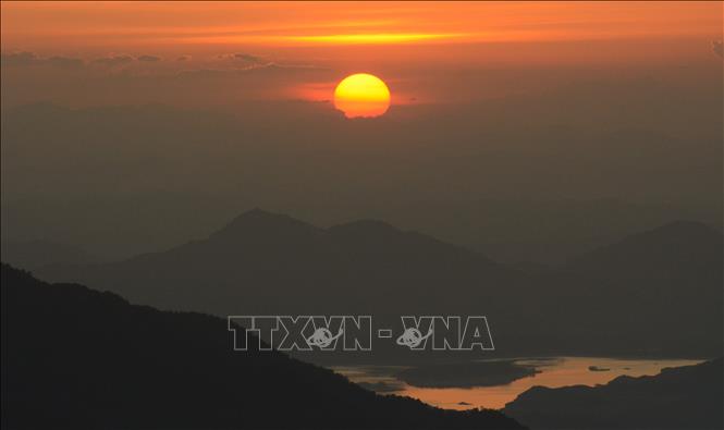 Vẻ đẹp của Hoàng Hôn khi ngắm từ Vọng Hải Đài. Ảnh: Văn Dũng - TTXVN