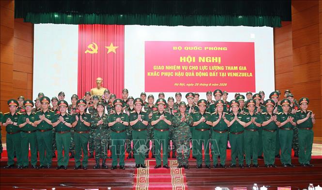 Đại tướng Nguyễn Tân Cương, Ủy viên Trung ương Đảng, Tổng Tham mưu trưởng QĐND Việt Nam, Thứ trưởng Bộ Quốc phòng và đại biểu với các sĩ quan, quân nhân lên đường sang Venezuela làm nhiệm vụ. Ảnh: Trọng Đức - TTXVN